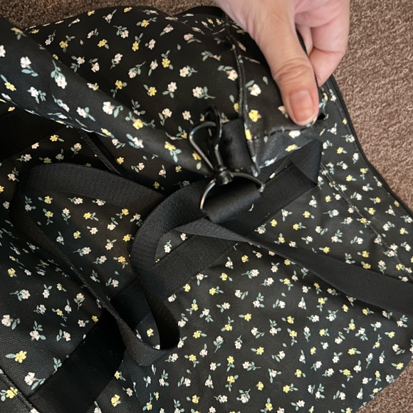 Pink VS Duffle Bag - Picture 4 of 6